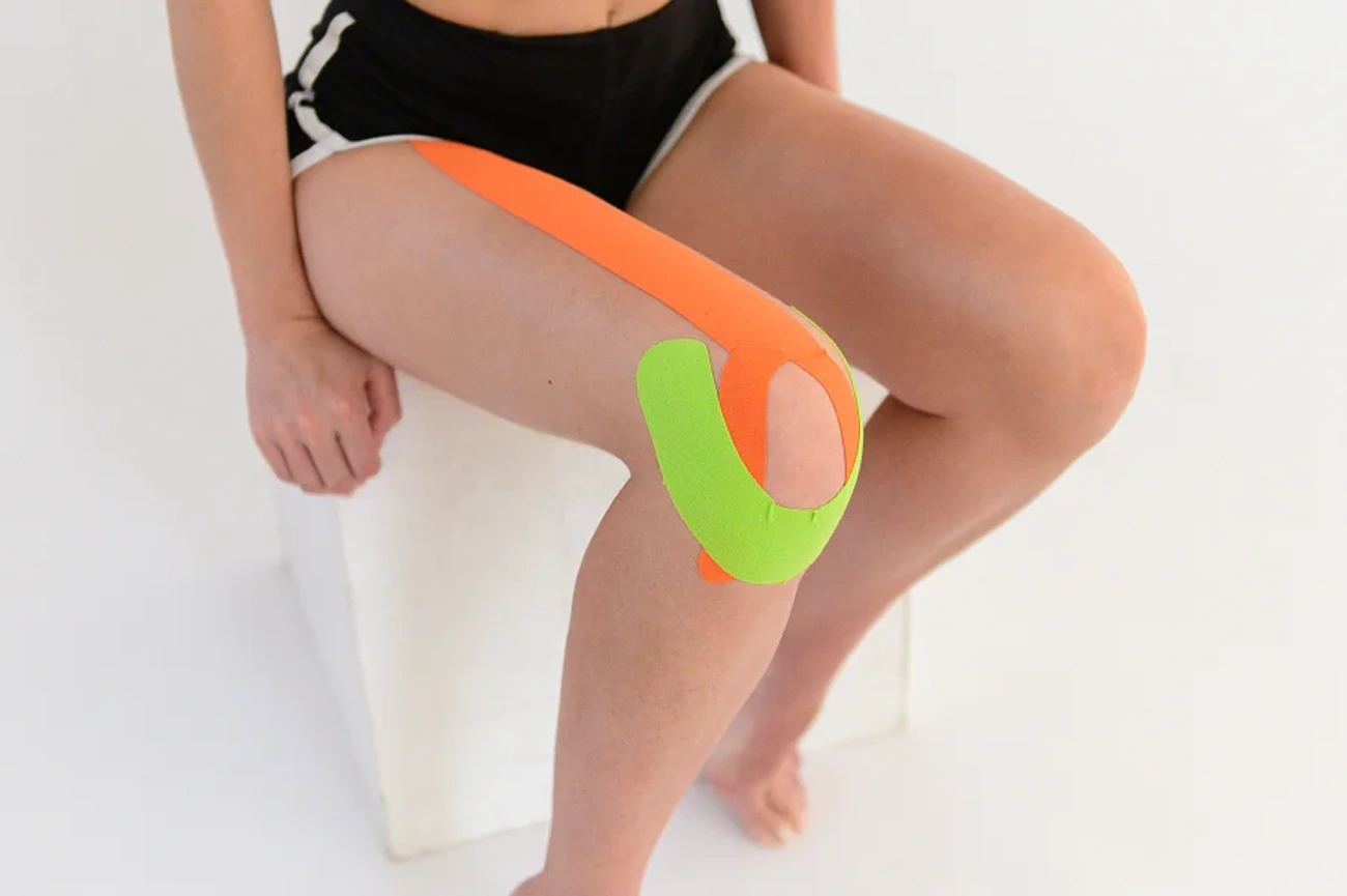 Наложение кинезио тейпа при боли в бедре и верхней части колена