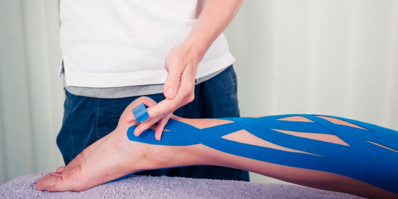 Наложение кинезио тейпа при боли в голени